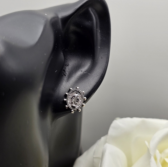 ❤️ LADY OF GRACE STUD STERLING SILVER EARRINGS - Picture 5 of 6